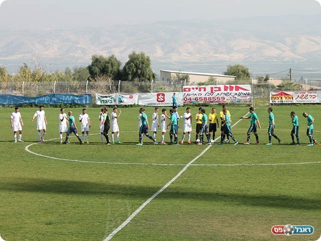 שחקני שתי הקבוצות בפתיחת המשחק (צילום: חיים ג'ורנו)